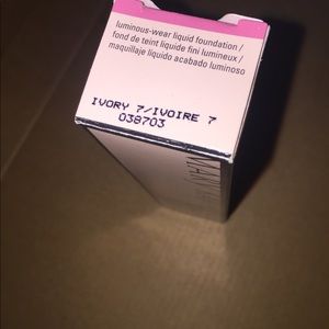 Ivory 7 Luminous-Wear foundation